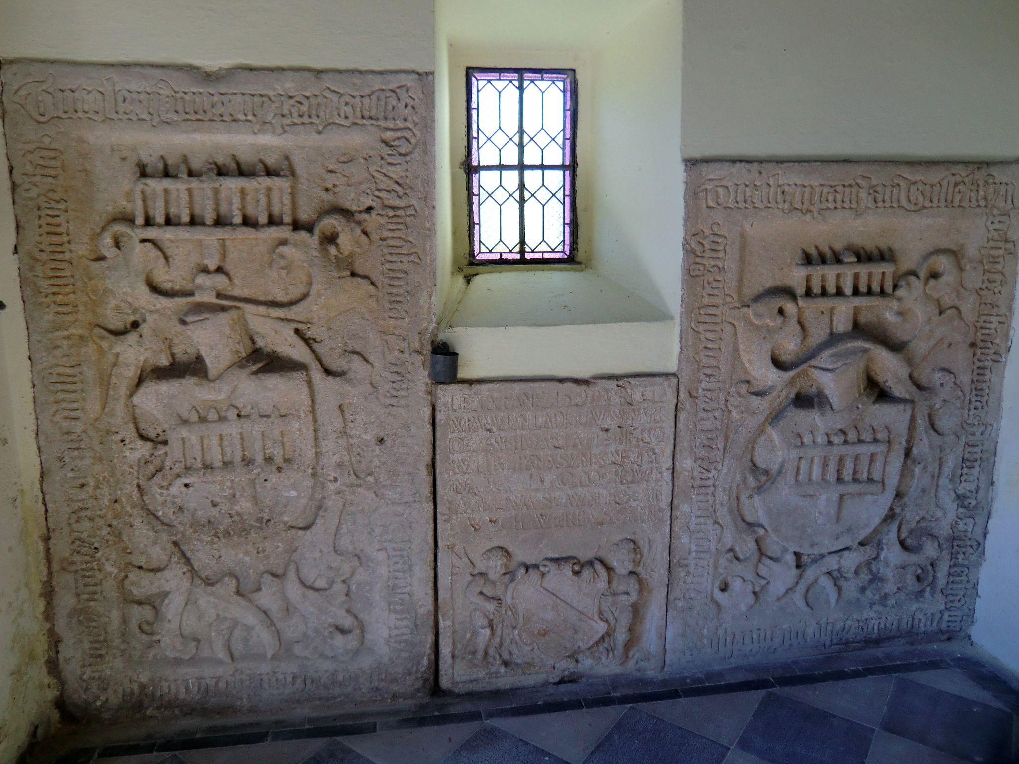 Náhrobní kameny v kostele v Pertolticích.