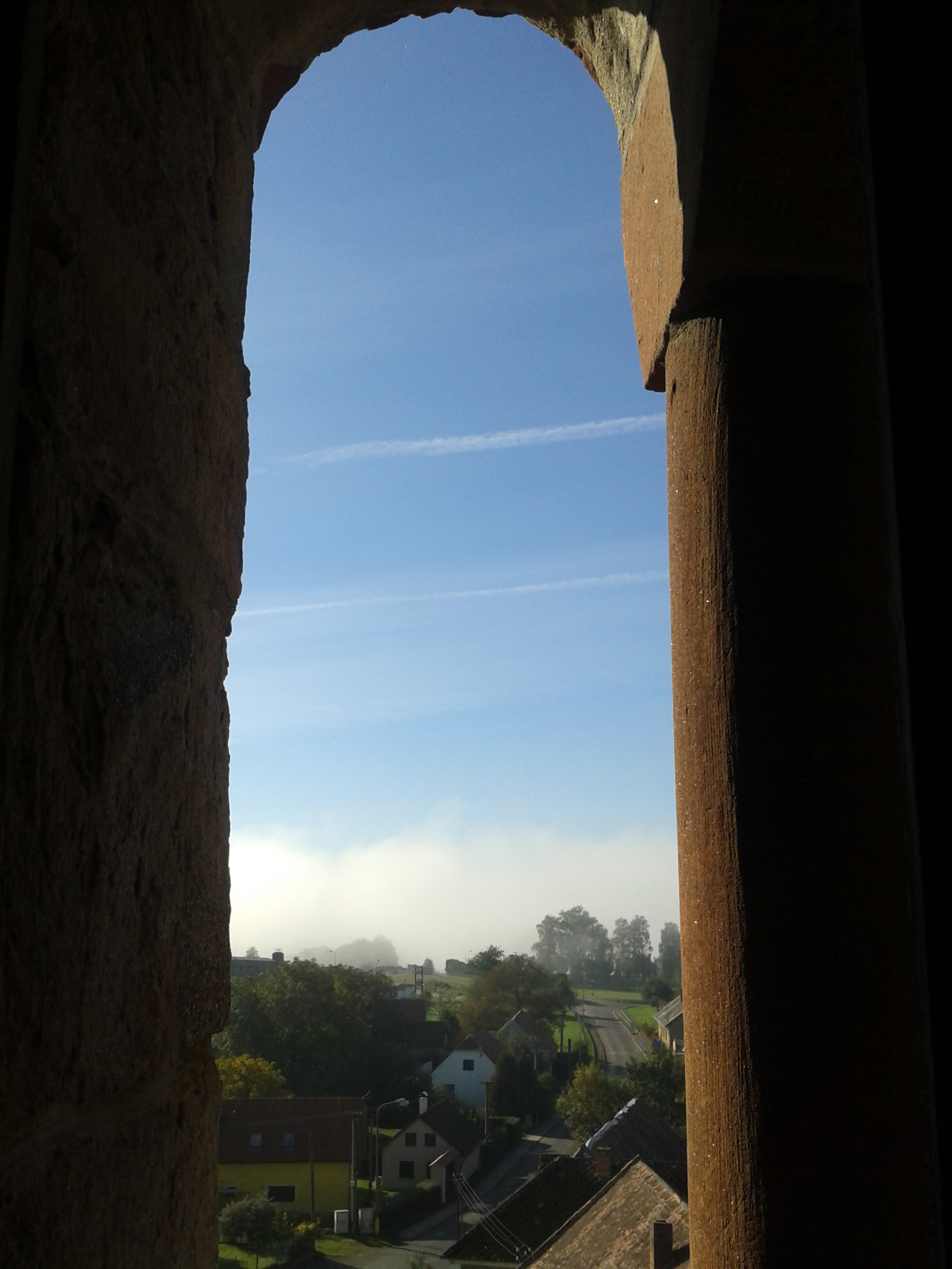 Pohled oknem z věže na Pertoltice.